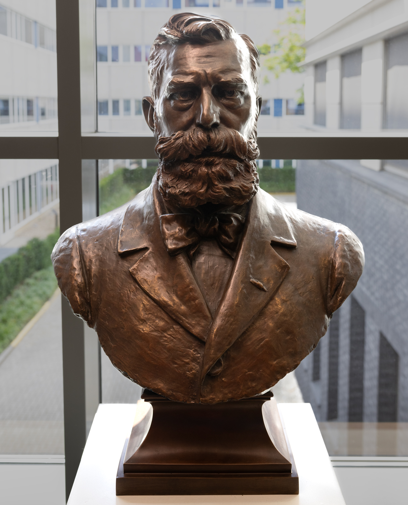 Kunstwerk Buste dhr. L.T. van Kleef door Drielsma, Appie